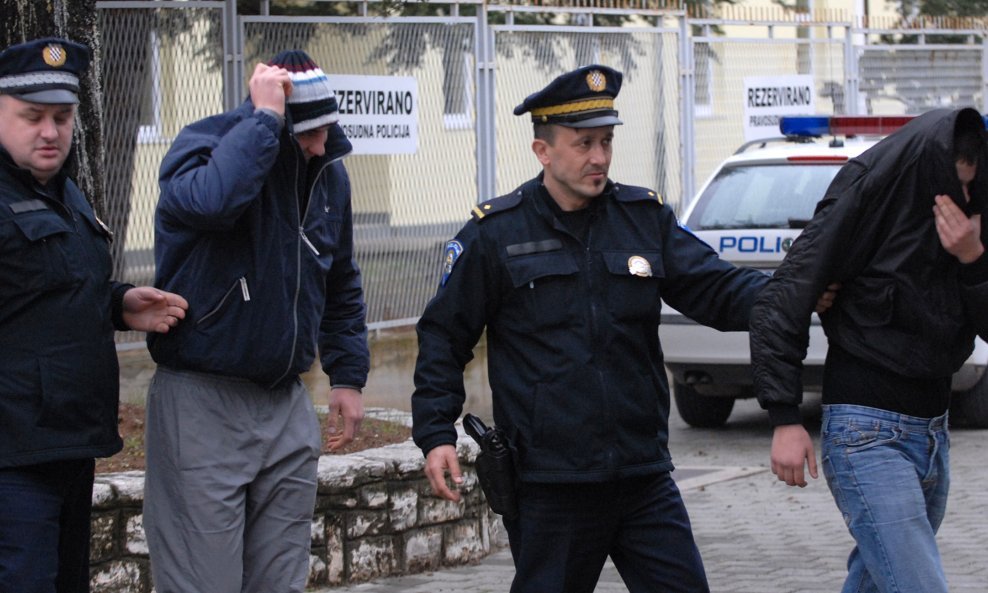 Priveden dvojac zbog oštećenja Škode sa srpskim oznakama