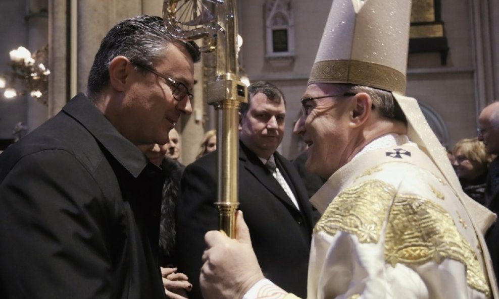 Kardinal Bozanić predvodio polnoćku u zagrebačkoj katedrali (9)