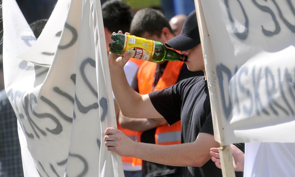 Antigay i Žuja su zakon