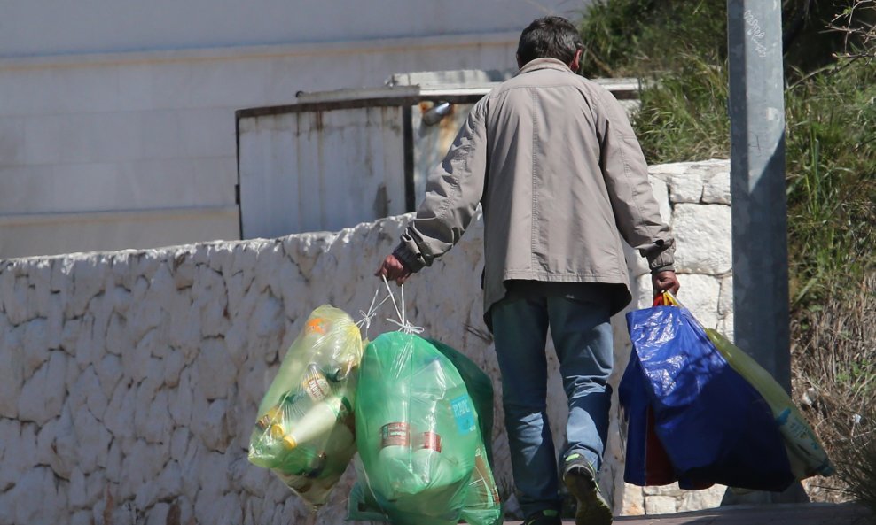 Skupljači su dosad za jedan euro trebali skupiti 14 boca, a od 1. siječnja trebat će ih skupiti 10