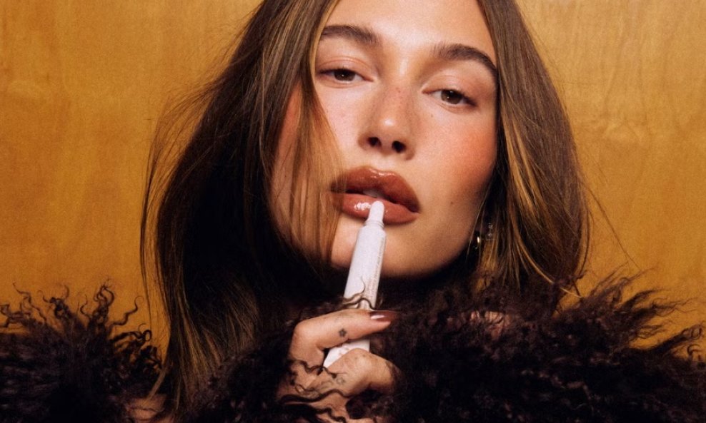 Hailey Bieber najbolja je ambasadorica svog brenda Rhode Skin.
