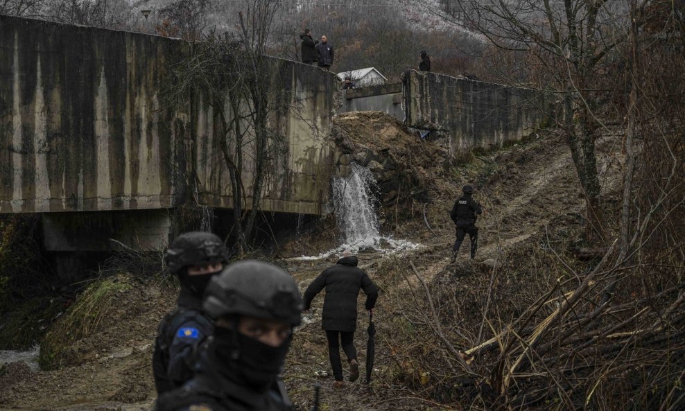 Kosovska policija nakon eksplozije