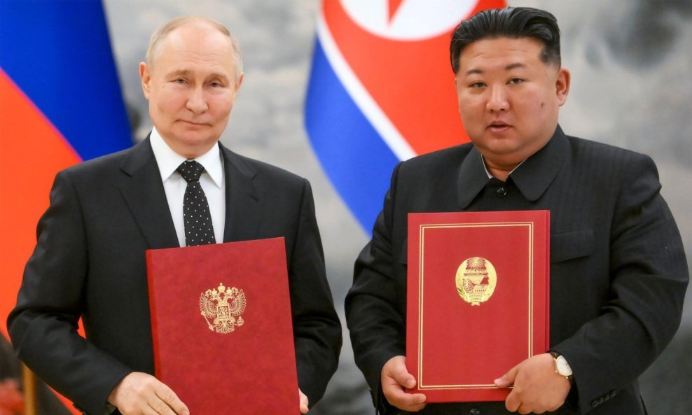 Vladimir Putin i Kim Jong Un s potpisanim obrambenim sporazumom