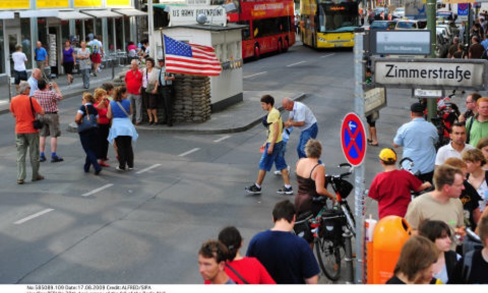 Checkpoint Charlie BERLINSKI ZID