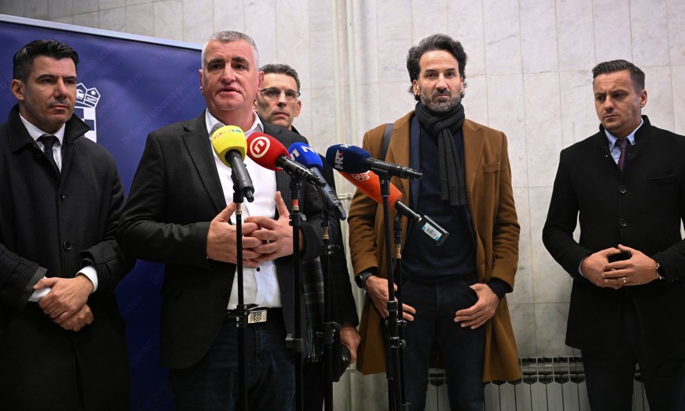Predsjednicki kandidat Miro Bulj sa svojim kolegama iz stranke Most predaje potpise u Drzavnom izbornom povjerenstvu