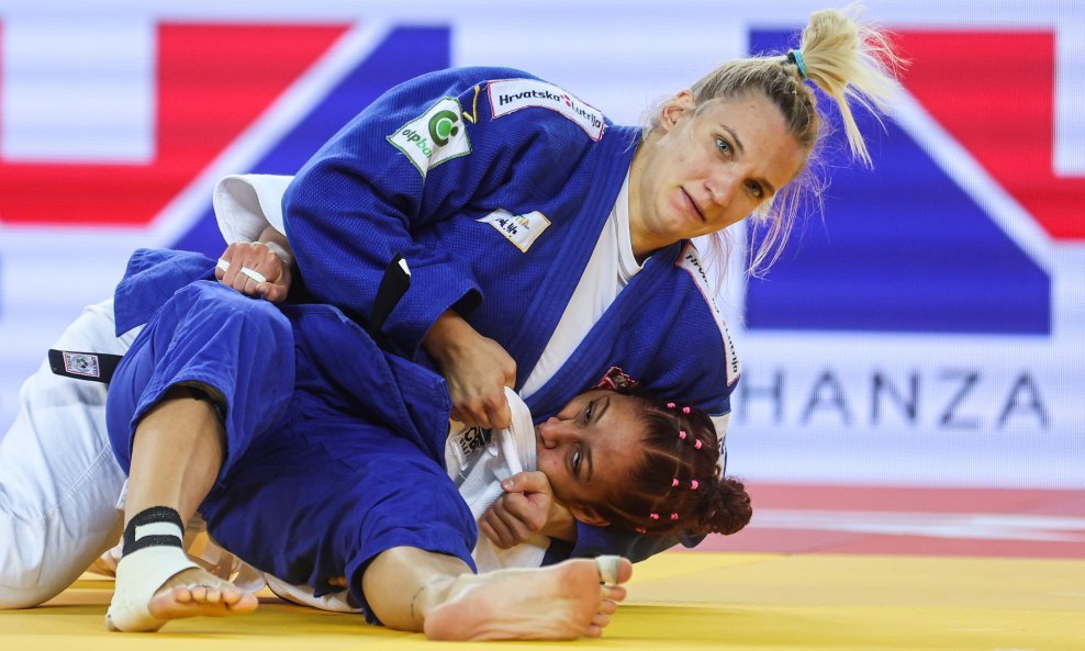 Lara Cvjetko (u plavom kimonu)