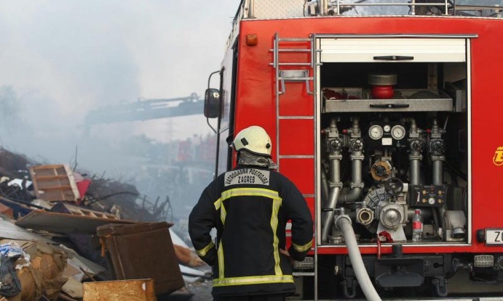 Vatrogasci gase požar na divljem deponiju u Čulinečkoj ulici 12