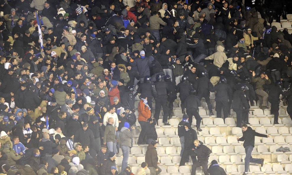 sukob bbb bad blue boysa i policije, split Hajduk - Dinamo
