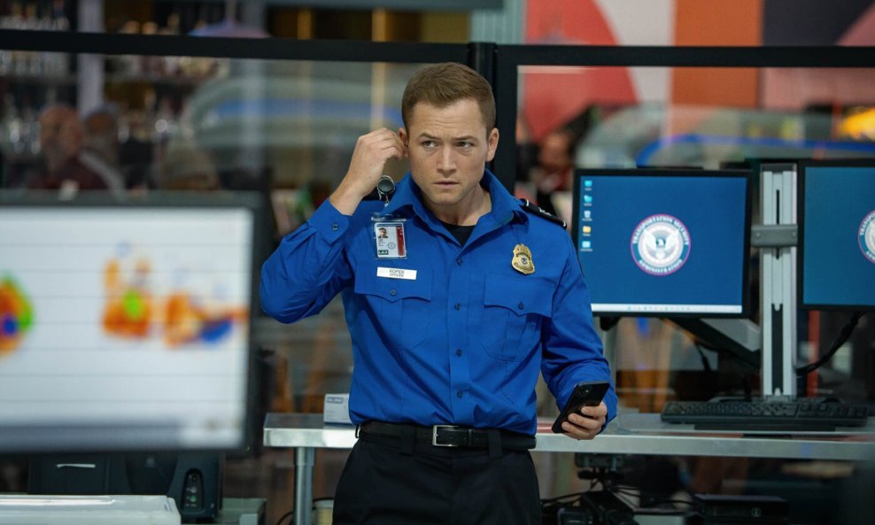 Taron Egerton u filmu 'Carry-On'