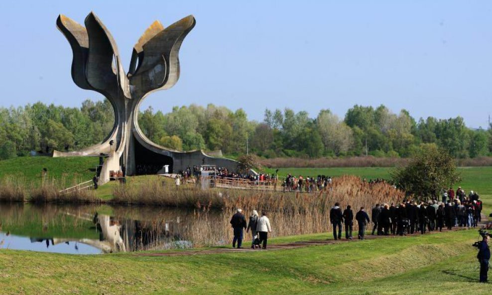 Jasenovac - Kameni cvijet simbol stradanja