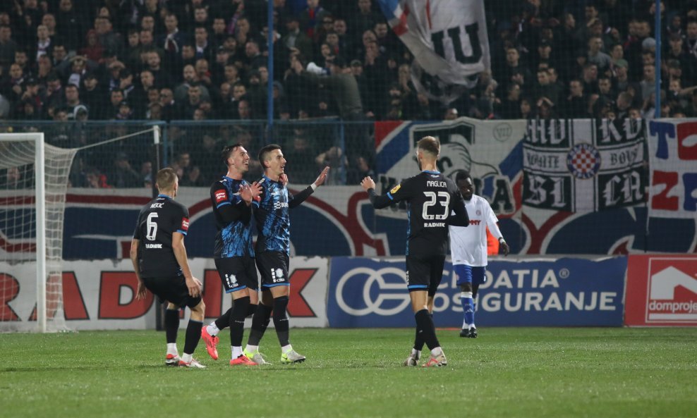 Michele Šego (u sredini, s uzdignutim rukama) nakon gola Hajduku