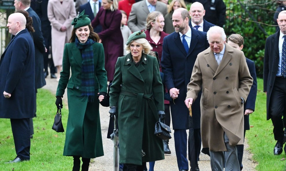 Kraljica Camilla, kralj Charles III, Kate Middleton, Princ William, Princeza s Charlotte, prinčevi George i Louis (2)