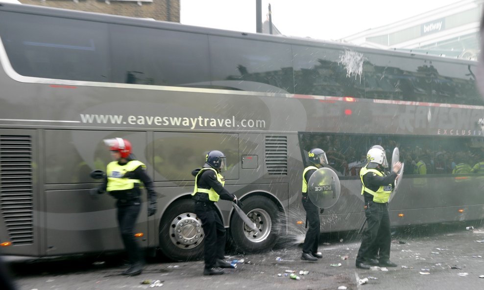 Napad na autobus Manchester Uniteda
