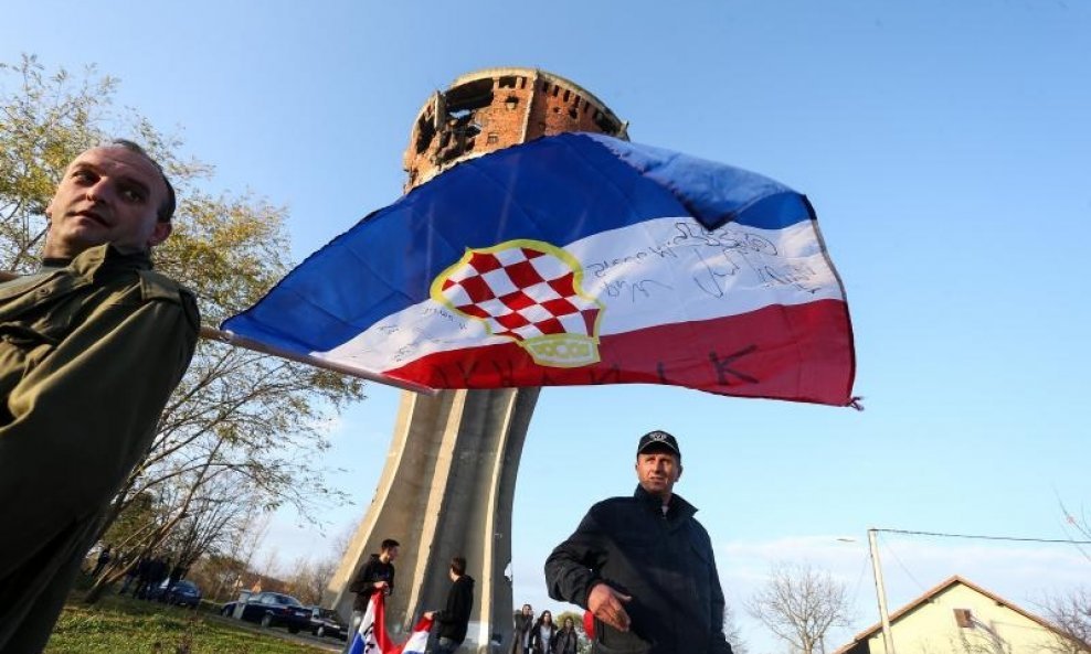 Vodotoranj prekriven hrvatskom zastavom
