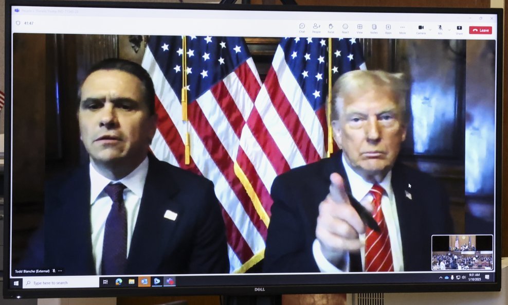 Trump i njegov odvjetnik slušali su izricanje presude putem video zida