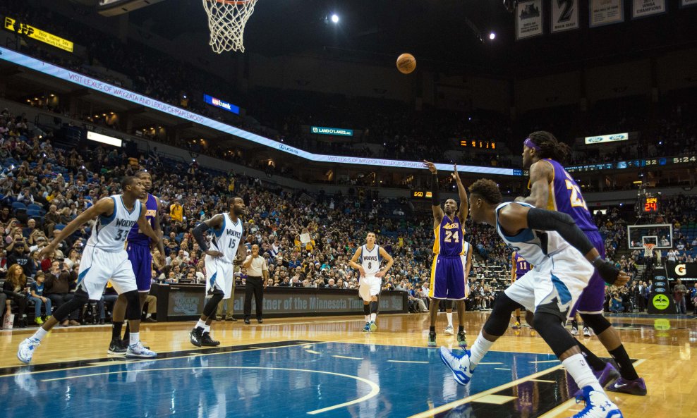 Kobe Bryant ubacuje slobodno bacanje kojim je prestigao Michaela Jordana