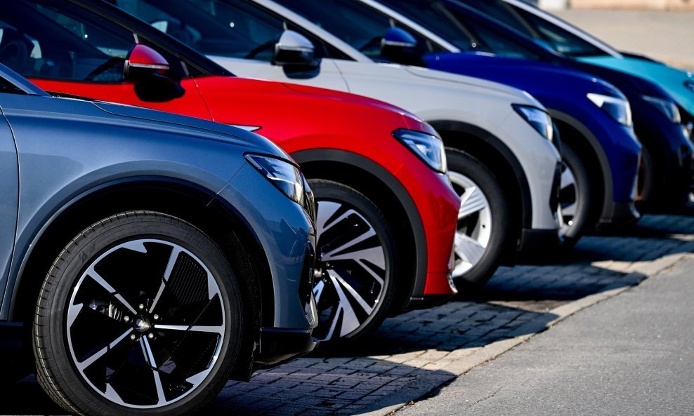 Registracije novih automobila u 2024. pokazuju 'mršavi' rast od 0,8 posto