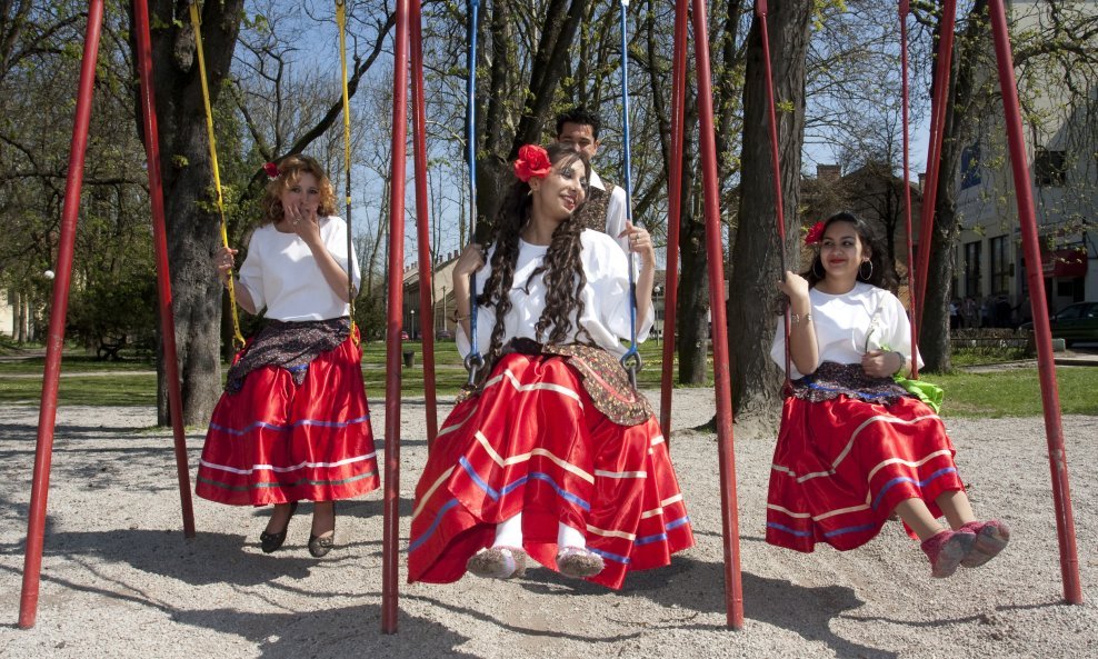 Velika romska zajednica u Sisku proslavila je u srijedu Svjetski dan Roma u Domu kulture Kristalna kocka vedrine. Romi su svoj dan proslavili na svoj način, uz pjesmu, ples i ljuljanje u parku u svečanim haljinama. Foto: Miroslav Kiš / CROPIX  