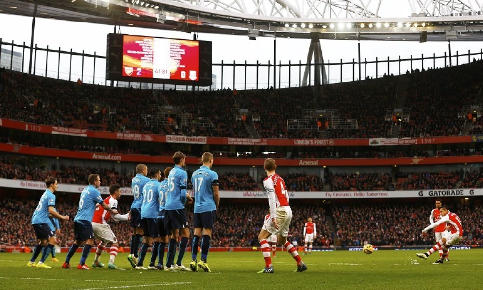 Alexis Sanchez zabija Stokeu