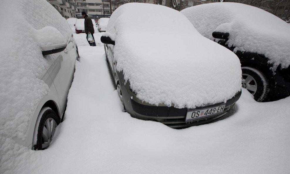 Auto prekirevn snijegom Igor Sambolec CROPIX