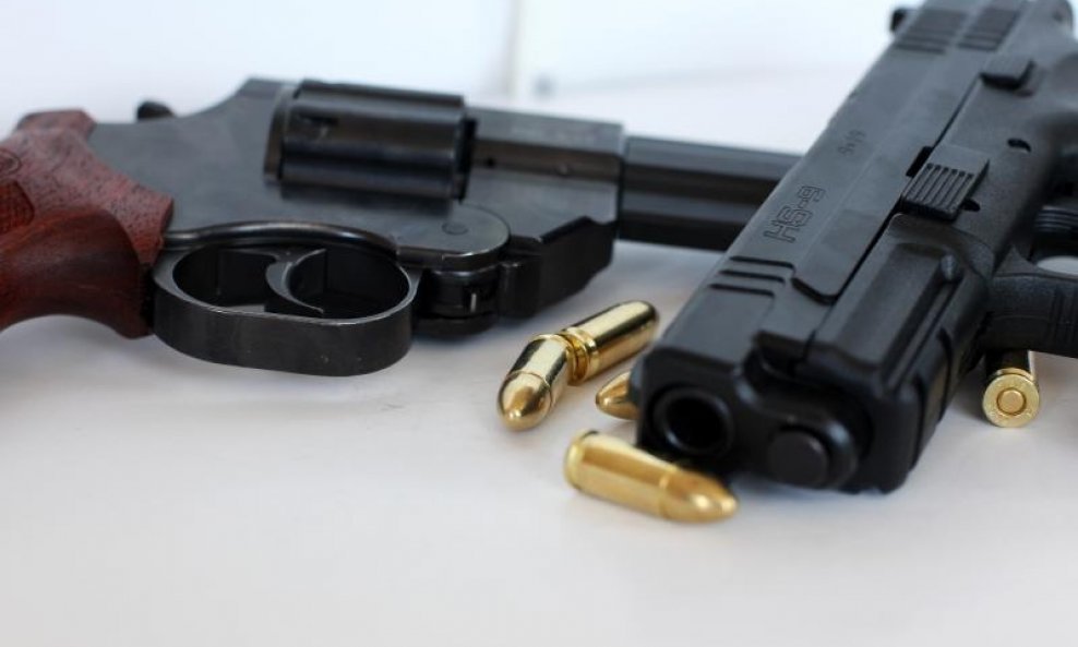Kod ugostitelja policija je pronašla dva ilegalna pištolja
