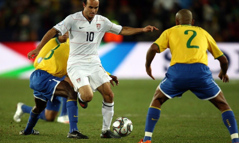 Landon Donovan (SAD) vs. Maicon, Ramires (Brazil), 2010