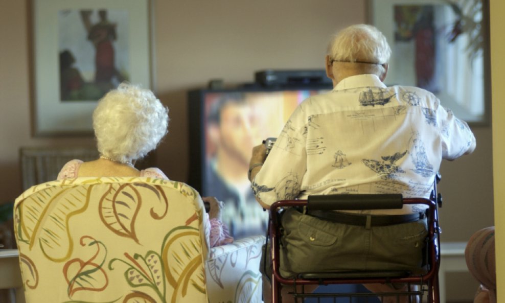 umirovljenici starci gledanje televizije