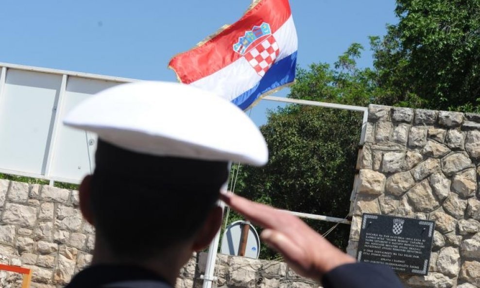 pozdrav hrvatskoj zastavi