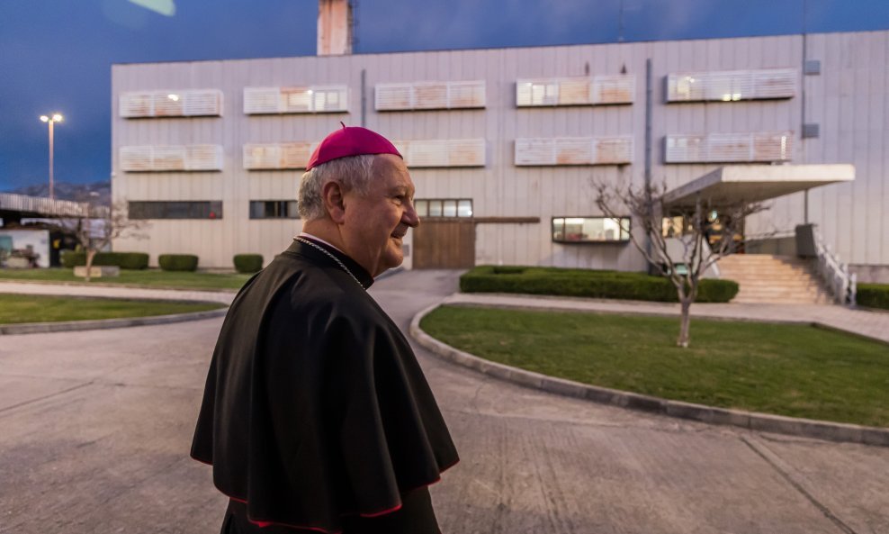 Splitsko-makarski nadbiskup Križić ispred splitskog zatvora gdje je služio misu