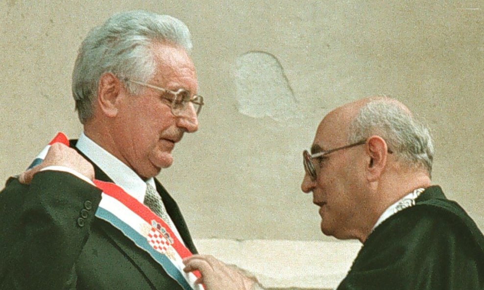 Predsjednik Ustavnog suda Jadranko Crnić stavlja lentu predsjedniku RH Franji Tuđmanu na Markovu trgu 5. kolovoza 1997.