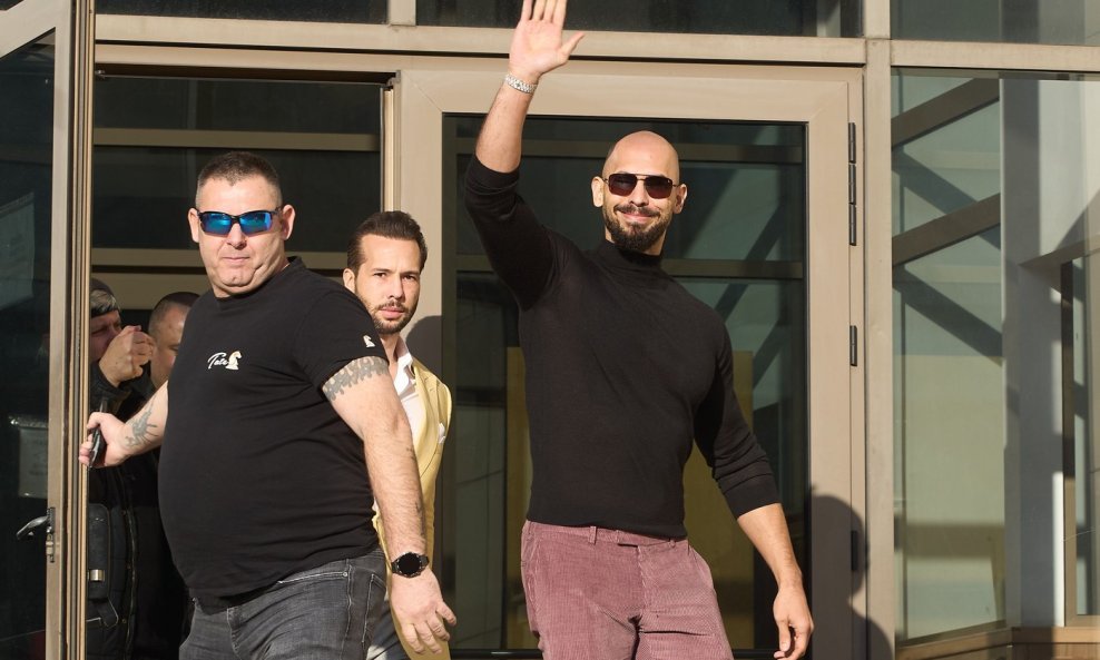Braća Tristan (u pozadini) i Andre Tate