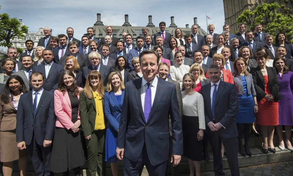 David Cameron s konzervativnim zastupnicima u britanskom parlamentu