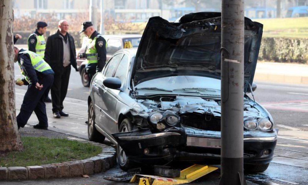 prometna nesreća auto zabijen u stup