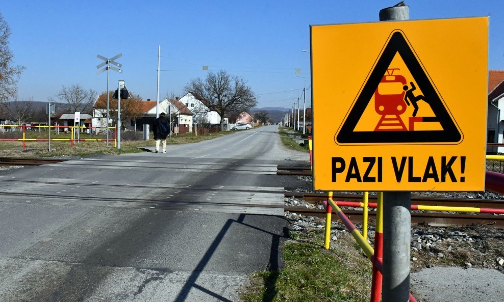Zapolje: Žena i dijete smrtno stradali u naletu vlaka