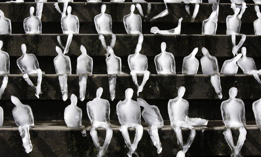 Tisuću ledenih sculptura brazilskog umjetnika Nele Azevedoa izložene točno u podne na stepenicama glazbene dvorane na Gendarmenmarktu u Berlinu trebale bi podsjetiti ljude na problematiku klimatskih promjena koje dovode do globalnog zatopljenja.