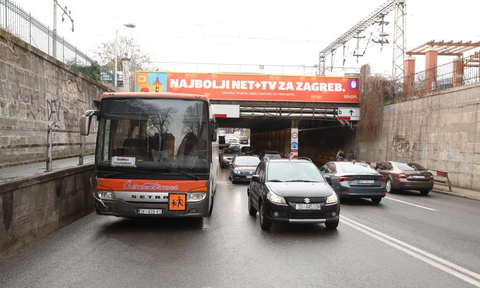Zaglavljeni autobus u Miramarskoj