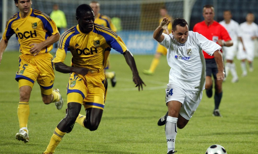 Papa Gueye Metalist) i Hrvoje Štrok (Rijeka), Europska liga 2009-10