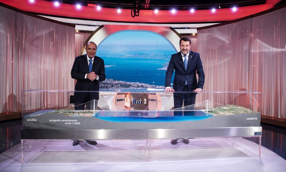 RAI-jev voditelj Bruno Vespa i ministar infrastrukture Matteo Salvini pokazuju maketu mosta