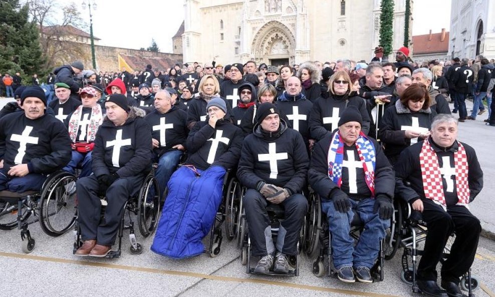 Nakon održanog skupa na Trgu branitelji se fotografirali ispred katedrale (7)