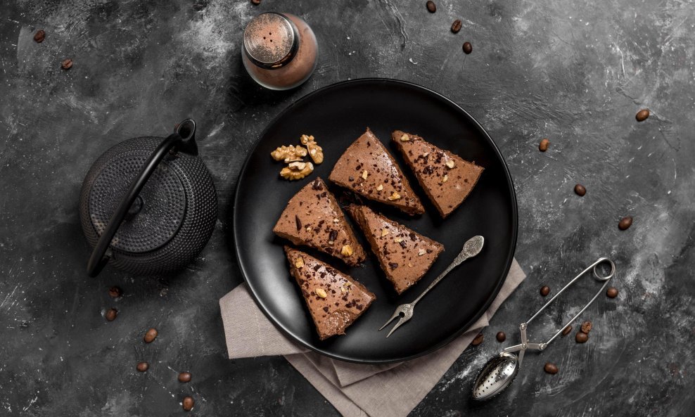 Jednostavna čokoladna torta bez pečenja je bogata, kremasta i napravljena od samo tri jednostavna sastojka.