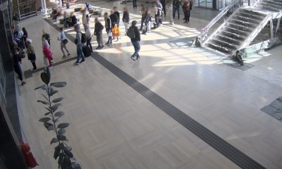 Pad nadstrešnice u Novom Sadu