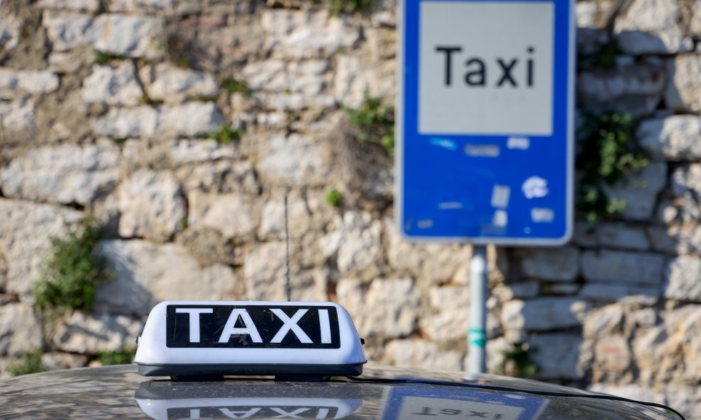 Mirni prosvjed taksista u Zadru zbog stranih radnika