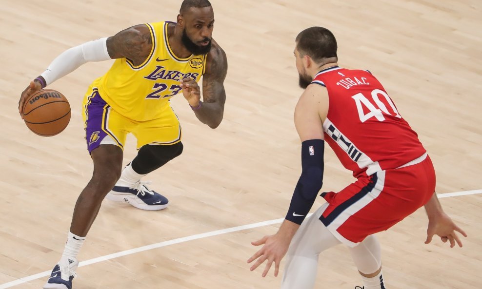 LeBron James i Ivica Zubac