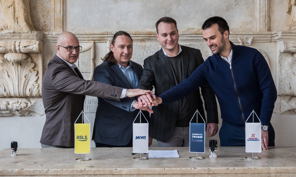 Predsjednik HSLS Trogir Toni Cinotti, vijećnik u Skupštini Splitsko-dalmatinske županije i povjerenik MOST-a Trogir Marin Rožić, vijećnik u Gradskom vijeću Grada Trogira Ante Škrobica, predsjednik Zajedno za Trogir Ivan Šustić