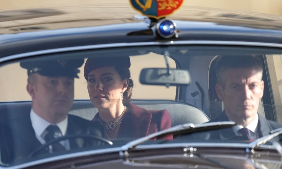 Kate Middleton snimljena bez pojasa u vožnji