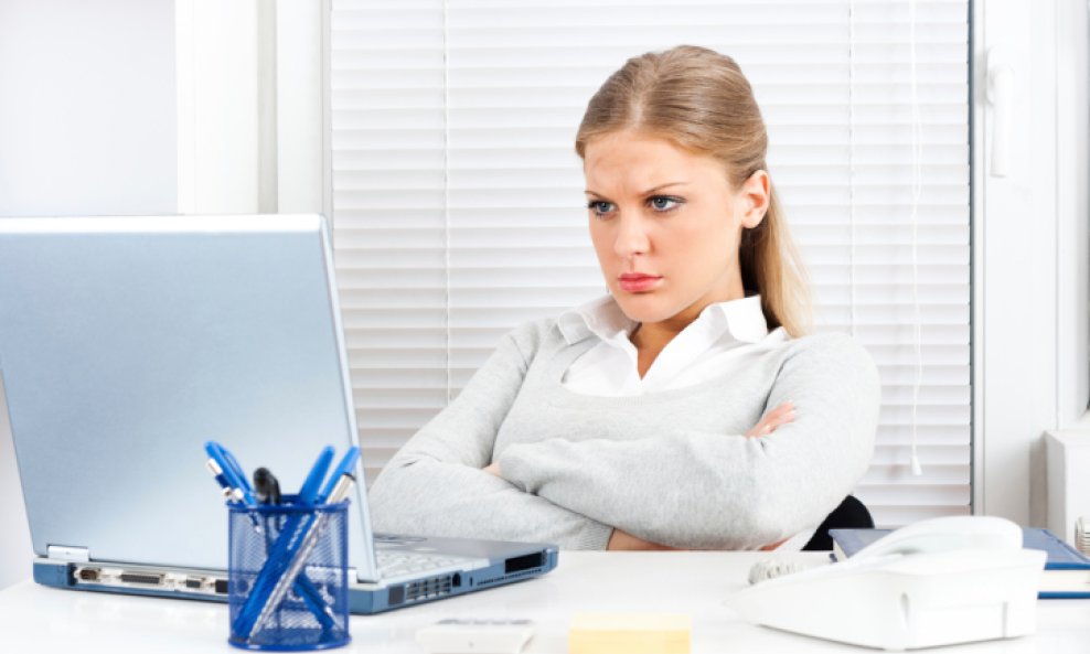 žena djevojka računalo laptop kompjuter ljuta