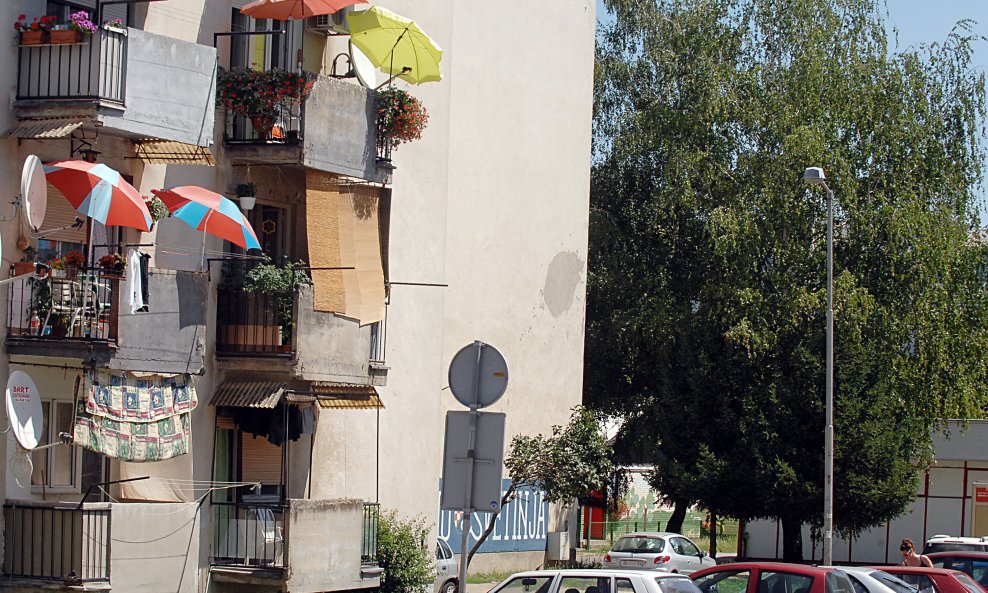 Prema novom Pravilniku, suncobranima je odzvonilo na balkonima
