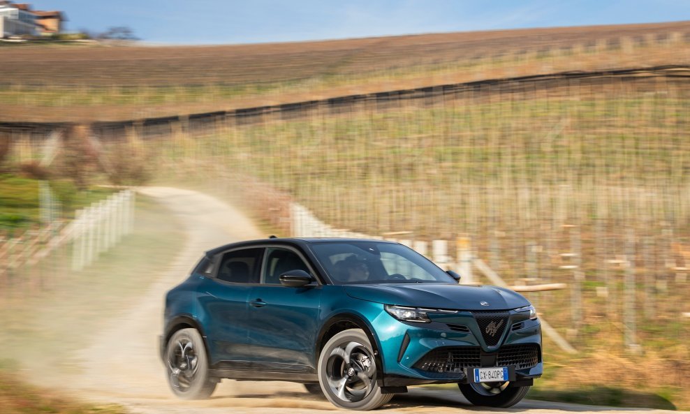 Alfa Romeo Junior Ibrida Q4