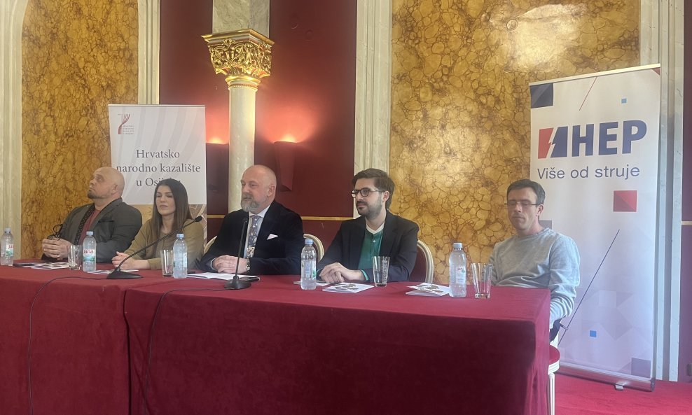 Intendant i članovi ansambla u obraćanju medijima