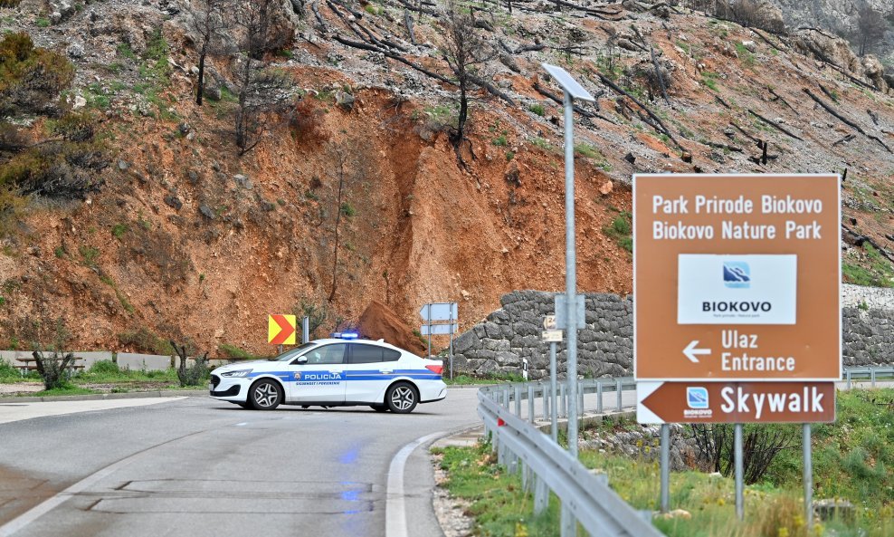 Policija zatvorila cestu zbog odrona kamenja kod Makarske